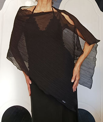 Elegantna polprosojna črna ruta-pončo iz plise tančice